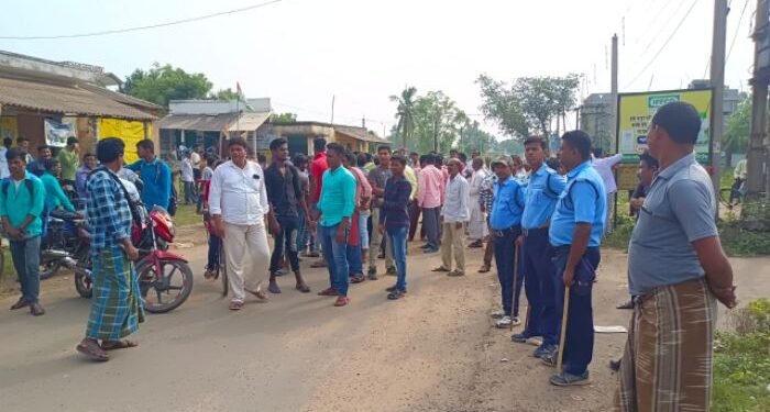 বেহাল রাস্তা সংস্কারের দাবিতে পথ অবরোধ আউশগ্রামে