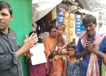 অসুস্থ শিশুসন্তানের জটিল অপারেশনের জন্য সাহায্যের খোঁজে দুঃস্থ দম্পতি