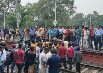 লোকাল ট্রেনের যাত্রীদের বিক্ষোভে খানাজংশনে থমকে গেল রাজধানী এক্সপ্রেসের যাত্রা