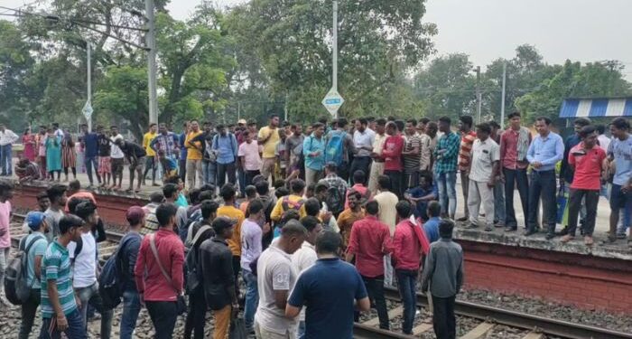 লোকাল ট্রেনের যাত্রীদের বিক্ষোভে খানাজংশনে থমকে গেল রাজধানী এক্সপ্রেসের যাত্রা