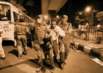 মধ্যরাতে করুণাময়ীতে পুলিশি অভিযান, টানা হেঁচড়া করে নিয়ে যাওয়া হল আন্দোলনকারীদের, উঠল মারধরের অভিযোগ