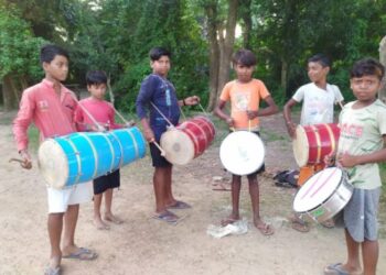 কালী পুজোয় বাজনা বাজাতে হবে, জোর কদমে রেওয়াজ চালিয়ে যাচ্ছে  মঙ্গলকোটের কচিকাঁচারা