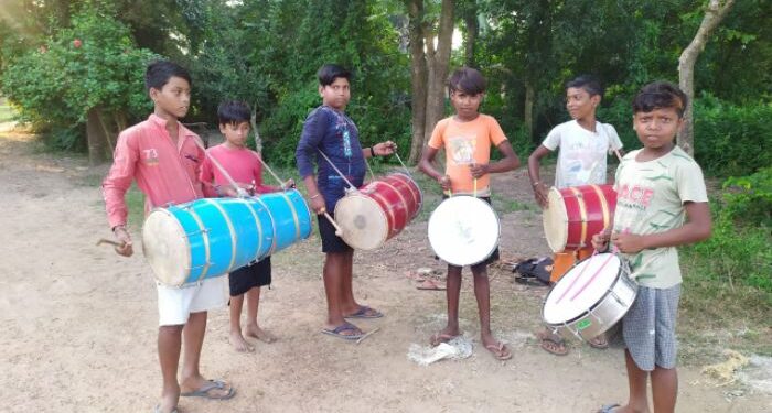 কালী পুজোয় বাজনা বাজাতে হবে, জোর কদমে রেওয়াজ চালিয়ে যাচ্ছে  মঙ্গলকোটের কচিকাঁচারা