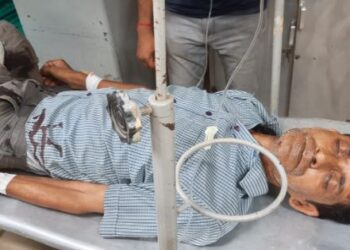 কেতুগ্রামের শিবলুন স্টেশনের কাছে  ক্ষতবিক্ষত অবস্থায় সেচদফতরের এক কর্মীকে উদ্ধার করল রেলপুলিশ