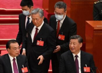 চীনের রাষ্ট্রপতি শি জিনপিংয়ের তৃতীয় বারের জন্য মেয়াদ বাড়ানো হল, হল থেকে টেনে বের করে দেওয়া হল বর্ষীয়ান নেতা হু জিনতাওকে