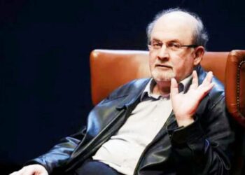 জিহাদি হামলায় এক চোখের দৃষ্টিশক্তি এবং এক হাতের কর্মক্ষমতা হারালেন সালমান রুশদি