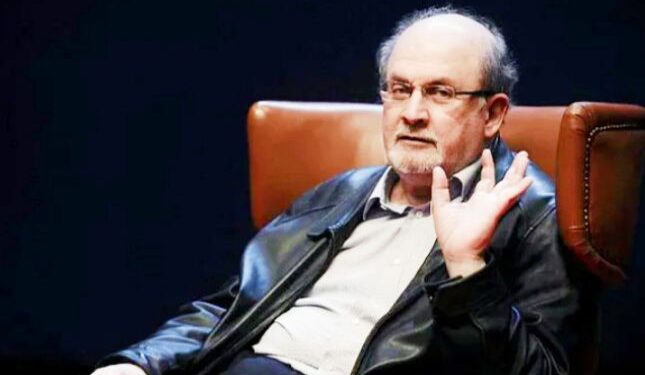 জিহাদি হামলায় এক চোখের দৃষ্টিশক্তি এবং এক হাতের কর্মক্ষমতা হারালেন সালমান রুশদি