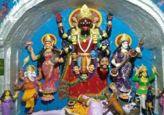 গনেশ,কার্তিক,লক্ষ্মী ও সরস্বতীকে সঙ্গে নিয়েই পূজিতা হন বর্ধমানের ওঁয়াড়ি গ্রামের  দূর্গাকালীর
