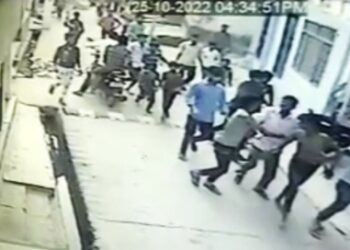 ফেসবুক পোস্টে নিজেকে ‘কট্টর হিন্দু’ পরিচয় দেওয়ার অপরাধে কিশোরের উপর হামালা কট্টরপন্থীদের