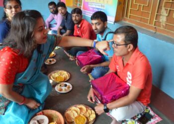কাটোয়ায় ডেলিভারি বয়দের ভাইফোঁটা দিল স্কুল ছাত্রী বোনেরা