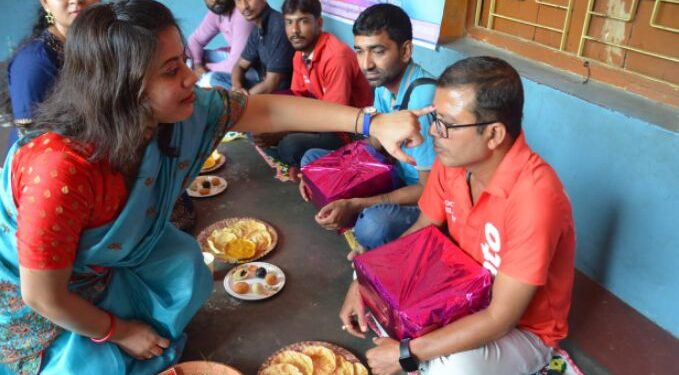কাটোয়ায় ডেলিভারি বয়দের ভাইফোঁটা দিল স্কুল ছাত্রী বোনেরা