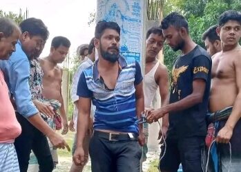 মন্দিরে চুরি করতে গিয়ে হাতেনাতে ধৃত, কট্টরপন্থী ব্যক্তিকে বিদ্যুতের খুঁটিতে বেঁধে পেটালো ক্ষিপ্ত জনতা