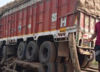 গলসিতে ধান বোজাই লরি পারাপার করতে গিয়ে ভাঙলো কাঠের সেতু