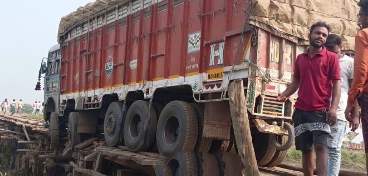 গলসিতে ধান বোজাই লরি পারাপার করতে গিয়ে ভাঙলো কাঠের সেতু