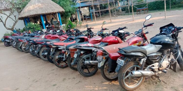 আউশগ্রামে বাইক চুরি চক্রের হদিশ, উদ্ধার ১২ চোরাই বাইক, গ্রেফতার ৩