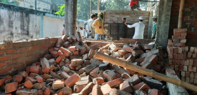 সরকারি জায়গার উপর বেআইনি নির্মান ভাঙল কাটোয়া পুরসভা