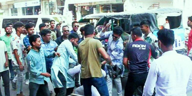বাংলাদেশে নাটোরে বিএনপি- আওয়ামী লীগের তুমুল সংঘর্ষ