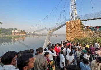 গুজরাটের মরবির ঝুলন্ত সেতু ভেঙে পড়ার ঘটনার তদন্তে বিচার বিভাগীয় কমিশন গঠনের দাবিতে সুপ্রিম কোর্টে মামলা