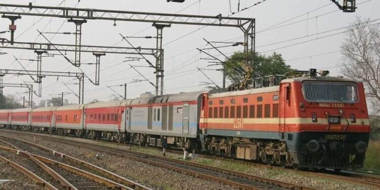 মাত্র ১ টাকার বিনিময়ে ১০ লাখ টাকার এই সুবিধা দিচ্ছে ভারতীয় রেল