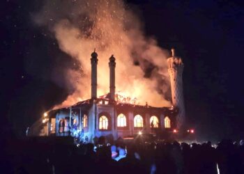 কার্গিলে বিধ্বংসী আগুনে ভস্মীভূত কাদিম হানাফিয়া জামে মসজিদ