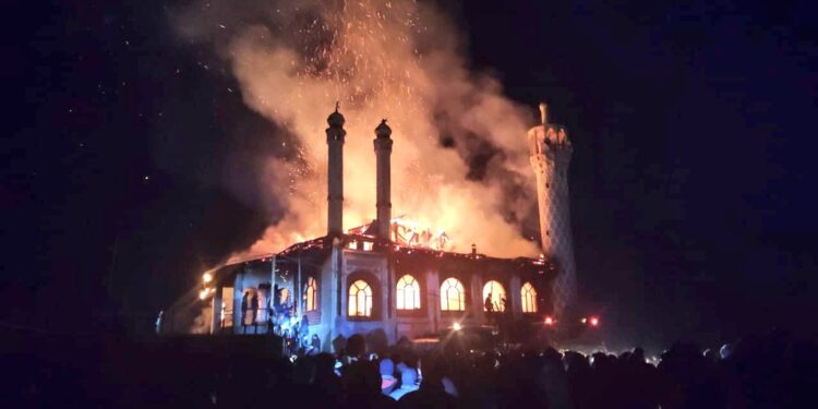 কার্গিলে বিধ্বংসী আগুনে ভস্মীভূত কাদিম হানাফিয়া জামে মসজিদ