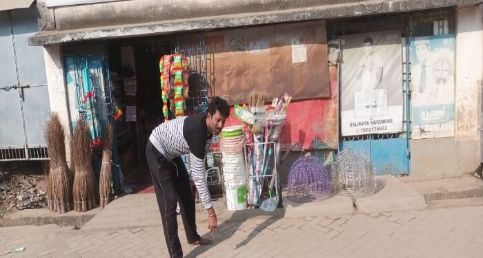 মঙ্গলকোটে তৃণমূল নেতার বাড়ির সামনে বোমাবাজি