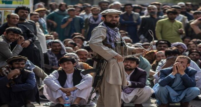 তালিবানের আমন্ত্রণে ১৪ জনকে প্রকাশ্যে চাবুক মারার শাস্তি দেখলো শতাধিক মানুষ