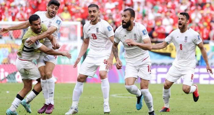 FIFA World Cup 2022 : রেফারি ওয়েলসের গোলরক্ষককে লাল কার্ড দেখাতেই ২-০ সহজ জয় পেল ইরান
