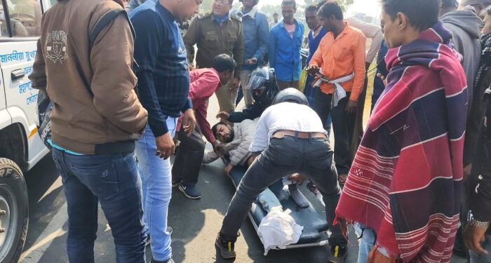 আউশগ্রামে বেপরোয়া গতির বাইক উলটে গুরুতর জখম দুই আরোহী