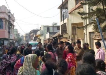 গুসকরায় প্রতিমা বিসর্জন ঘিরে দুই পূজো কমিটির সংঘর্ষ, আটক ৮, পথ অবরোধ