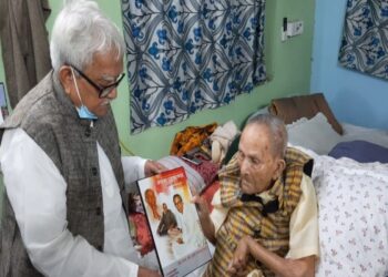 কাটোয়ার প্রাক্তন বাম বিধায়ক ডাঃ হরমোহন সিংহের শতবর্ষে শুভেচ্ছা জানিয়ে গেলেন বিমান বসু