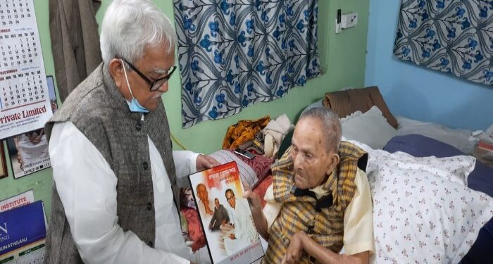 কাটোয়ার প্রাক্তন বাম বিধায়ক ডাঃ হরমোহন সিংহের শতবর্ষে শুভেচ্ছা জানিয়ে গেলেন বিমান বসু