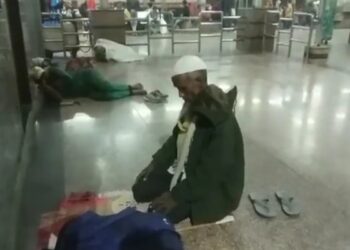 উত্তরপ্রদেশের গোরখপুর রেলস্টেশনে এক ব্যক্তির নামাজ পড়ার ভিডিও ভাইরাল