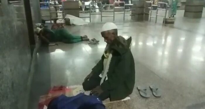 উত্তরপ্রদেশের গোরখপুর রেলস্টেশনে এক ব্যক্তির নামাজ পড়ার ভিডিও ভাইরাল