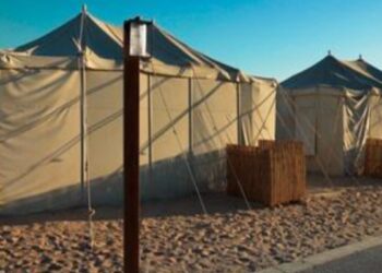 হোটেলে ঘর নেই,বাধ্য হয়ে মরুভূমির তাঁবুতে আশ্রয় নিয়েছেন ফুটবলপ্রেমীরা