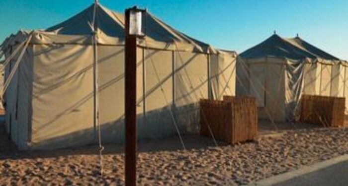 হোটেলে ঘর নেই,বাধ্য হয়ে মরুভূমির তাঁবুতে আশ্রয় নিয়েছেন ফুটবলপ্রেমীরা