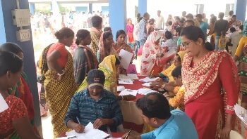 কাটোয়ায় ‘দুয়ারে সরকার’ শিবিরে টিফিন নিয়ে ঝামেলায় জড়ালো তৃণমূলের দুই গোষ্ঠীর লোকজন