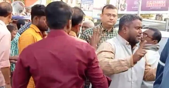 রাষ্ট্রপতিকে নিয়ে কুমন্তব্য : মন্তেশ্বরে বিজেপির পথ অবরোধ কর্মসূচিতে সাদা পোশাকের পুলিশের ধাক্কাধাক্কির অভিযোগ