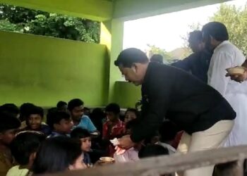 ইতিহাস বাঁচিয়ে রাখতে গ্রামের আটচালয় শতাধিক খুদে পড়ুয়াকে নিয়ে বসলো রসগোল্লার পাঠশালা