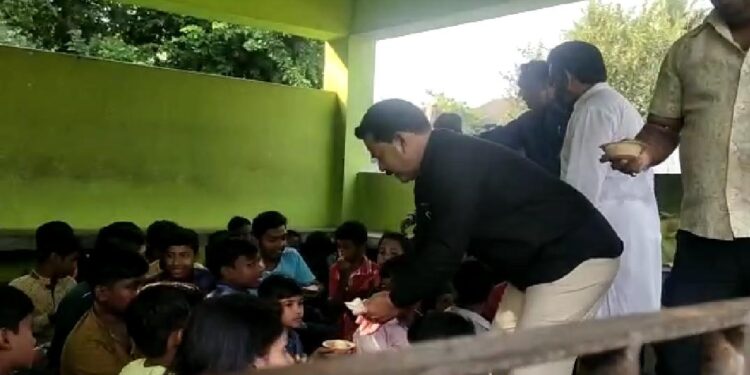 ইতিহাস বাঁচিয়ে রাখতে গ্রামের আটচালয় শতাধিক খুদে পড়ুয়াকে নিয়ে বসলো রসগোল্লার পাঠশালা