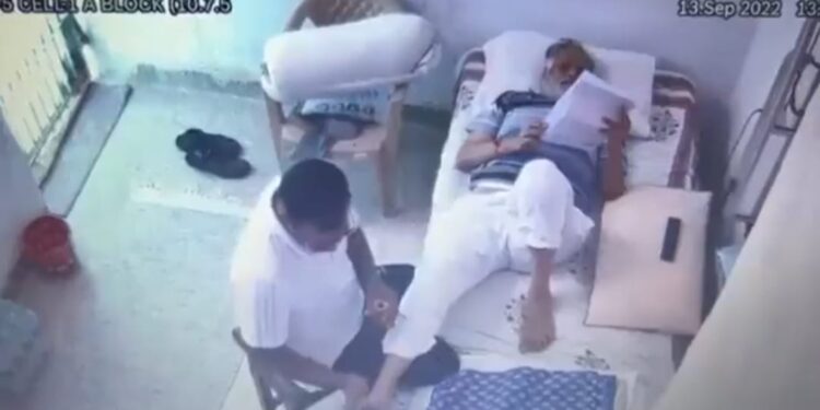 নাবালিকা ধর্ষণকারীকে দিয়ে ম্যাসাজ করানোয় বিতর্কে আপ নেতা সত্যেন্দ্র জৈন