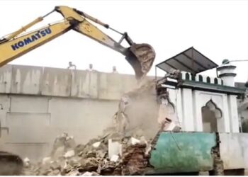 উত্তরপ্রদেশের অযোধ্যায় ৩৬ টি দোকান বুলডোজার দিয়ে ভাঙলো প্রশাসন