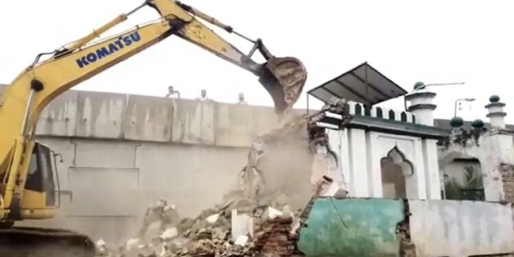 উত্তরপ্রদেশের অযোধ্যায় ৩৬ টি দোকান বুলডোজার দিয়ে ভাঙলো প্রশাসন