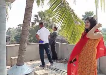 দাদুর স্মৃতি টিকিয়ে রাখতে আস্ত দুই নারকেল গাছের মধ্যে বাড়ির নির্মান করলেন পুলিশ আধিকারিক