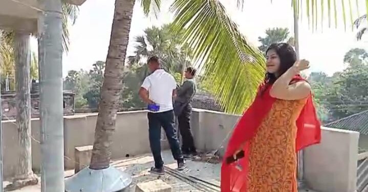 দাদুর স্মৃতি টিকিয়ে রাখতে আস্ত দুই নারকেল গাছের মধ্যে বাড়ির নির্মান করলেন পুলিশ আধিকারিক