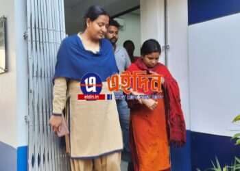 কাটোয়ায় গ্রেফতার  সম্পন্ন ঘরের বধু গহনা চোর ‘পুষ্পা’