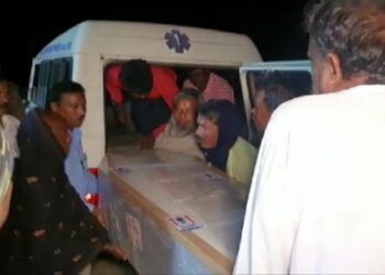 গুজরাটে সেতু বিপর্যয়ে মৃত বাংলার যুবকের বাড়িতে গিয়ে সমবেদনা  জানালেন রাজ্যের মন্ত্রী