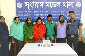 চায়ের দোকান থেকে ডেকে মহিলার সঙ্গে সঙ্গমে বাধ্য করে সেই অশ্লীল ভিডিও দেখিয়ে বৃদ্ধকে ব্লাকমেল