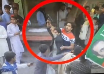 ইমরান খানকে প্রাণে মারার চেষ্টা, গুলি লক্ষ্যভ্রষ্ট হয়ে পায়ে লাগায় অল্পের জন্য প্রাণে বেঁচে যান