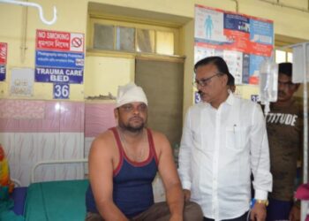 নিয়ম মেনে বাড়ি নির্মান করতে বলায় ইঁট দিয়ে পুরকর্মীর মাথা ফাটিয়ে দেওয়ার অভিযোগ কাটোয়ায়